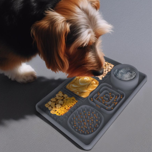 Hund spiser peanøttsmør og godbiter fra grå slikkematte med struktursoner som bremser matinntaket.